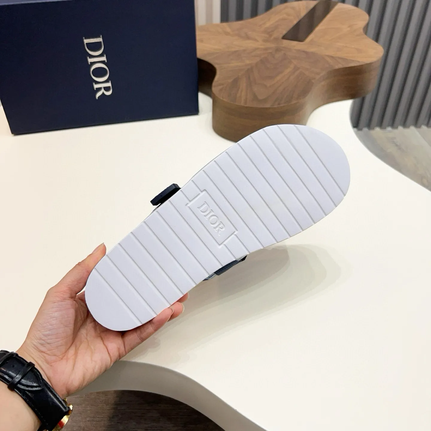 Factory price: 280💰Dior Alias ​​men's leather slippers. This Alias ​​sandal is a new summer product, showing a casual and elegant style. Carefully crafted from grained cow leather and Oblique printed fabric, with cowhide lining! Cross-strap design with metal-clad brass CD Diamond logo. The imported cowhide leather and rubber sole adds sophistication and comfort, while Oblique print-effect anti-slip panels add style. Size: 38-44 (45 customized)